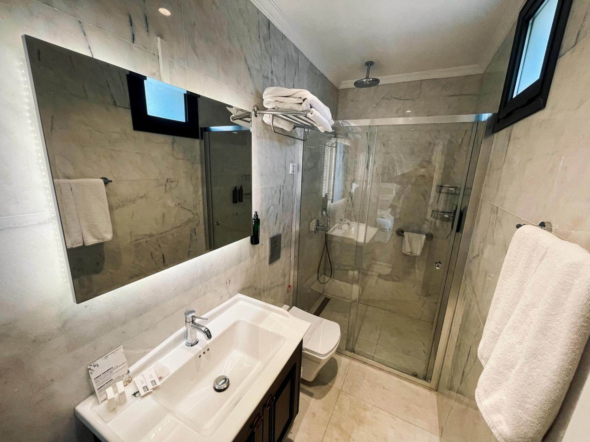 Dbd Hotel Bayrakli Smirne Esterno foto